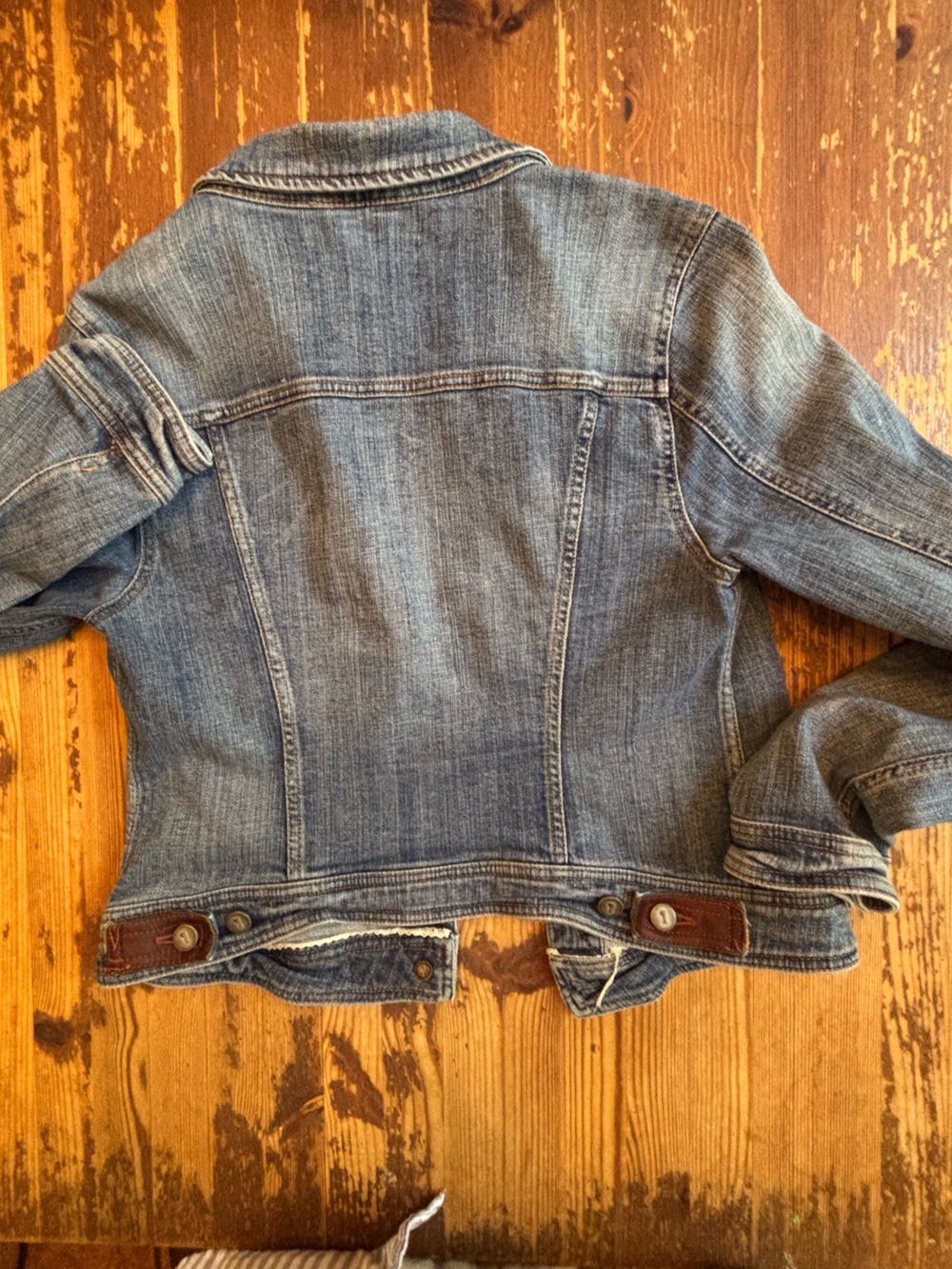 Pilcro Letterpress distressed denim jacket. Large - Picture 6 of 9